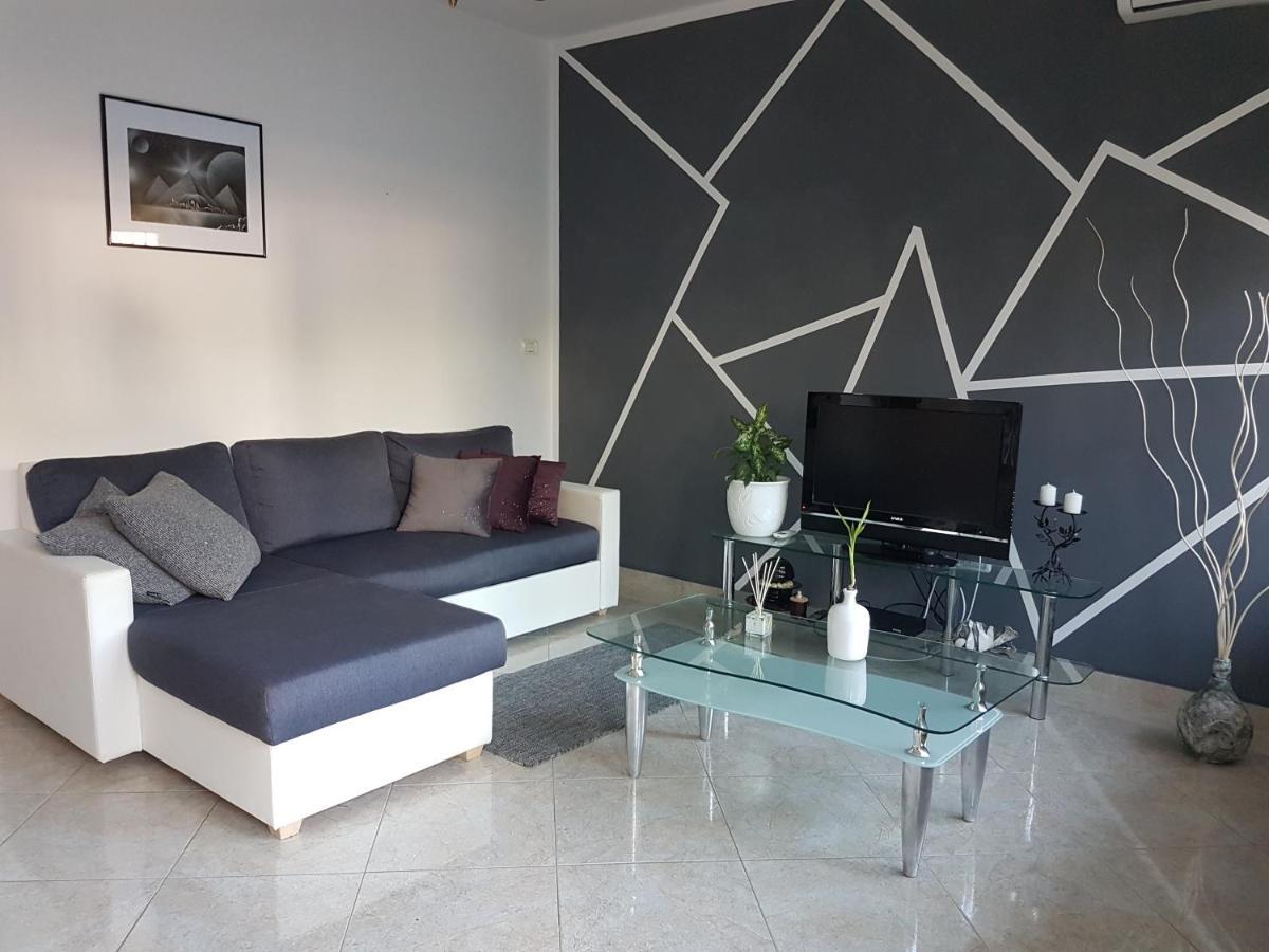 Alda Apartment Pula Bagian luar foto