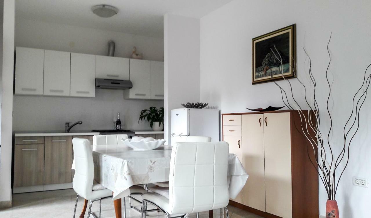 Alda Apartment Pula Bagian luar foto