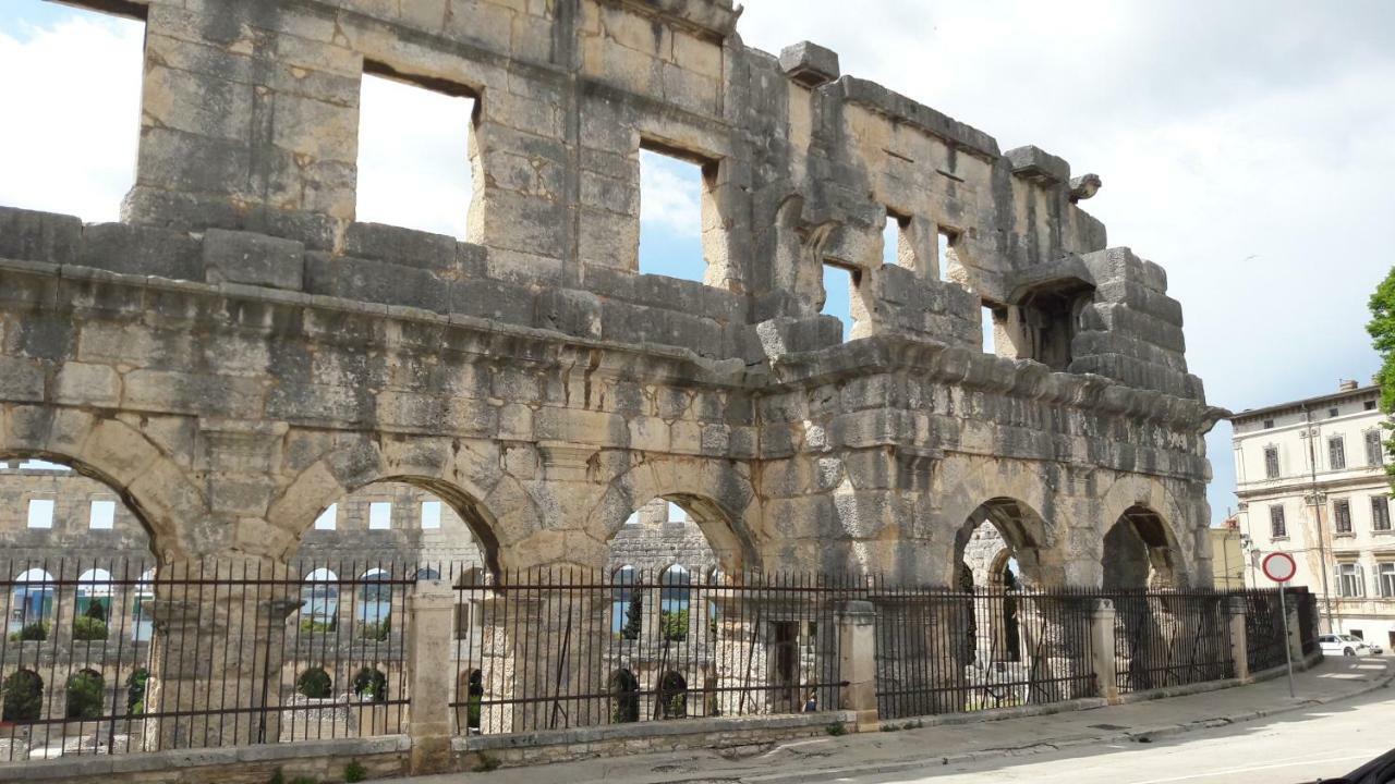 Alda Apartment Pula Bagian luar foto