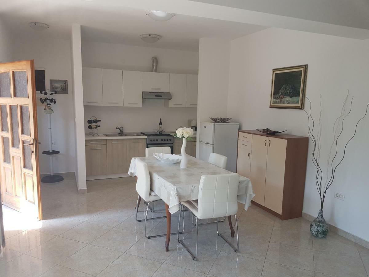 Alda Apartment Pula Bagian luar foto